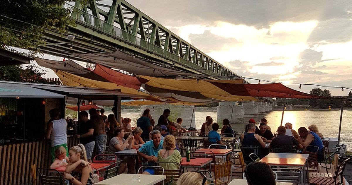 kabin-budapest-beach